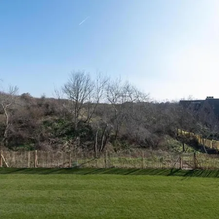 In Belgium Near Marina شقة *