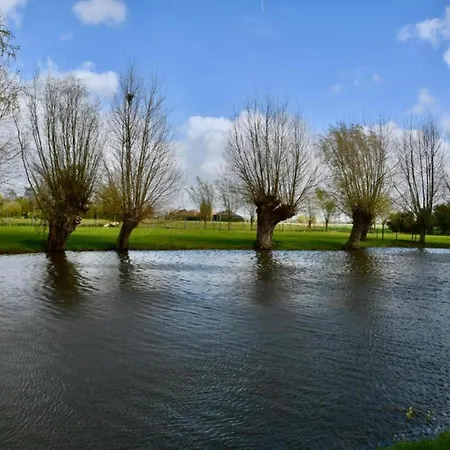 In Belgium Near Marina شقة *